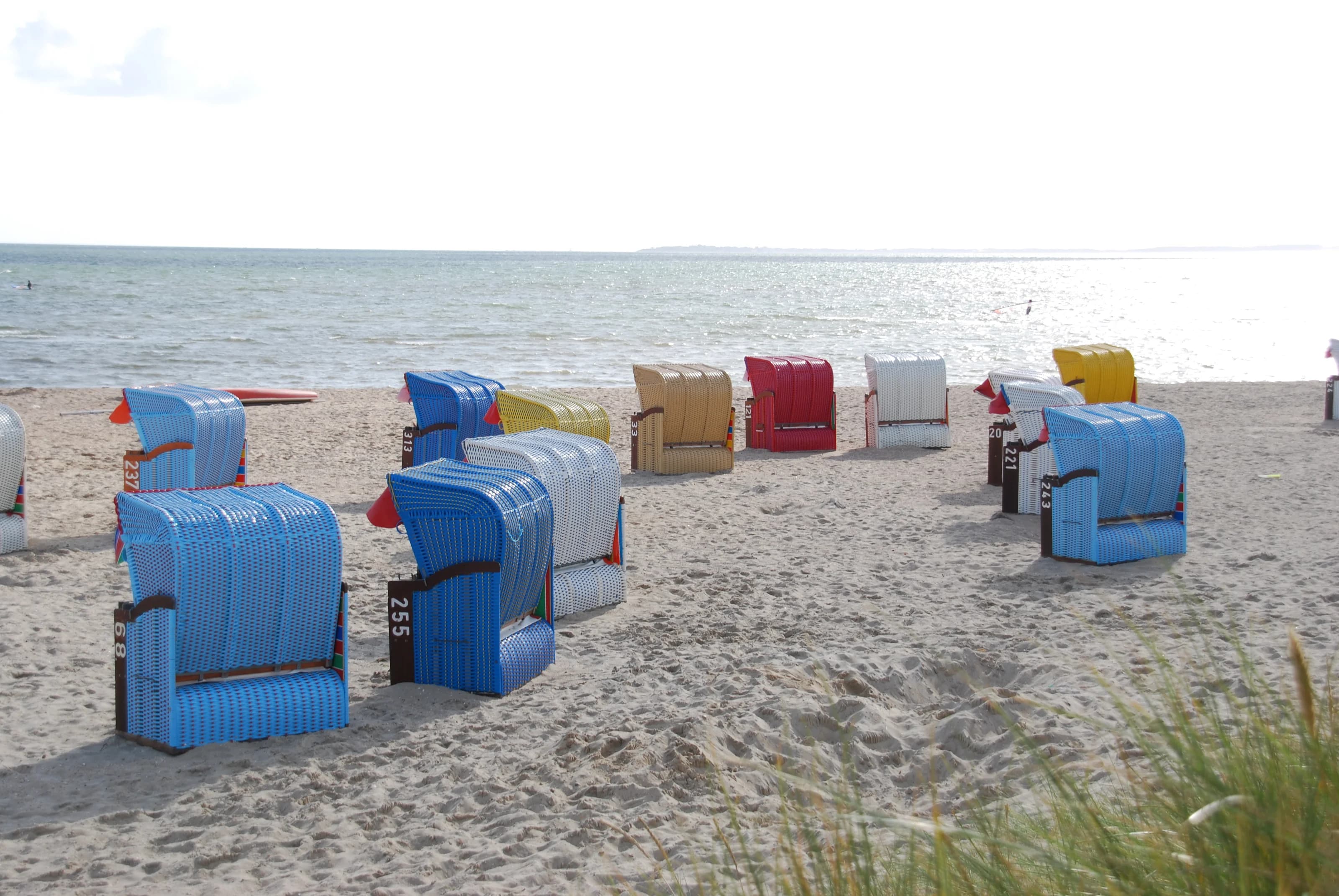 Strandkörbe am Sandstrand von Nieblum